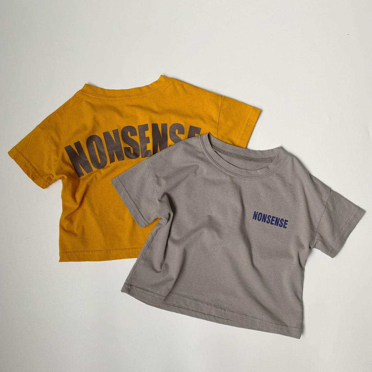 Back large letter printed short sleeved T-shirt